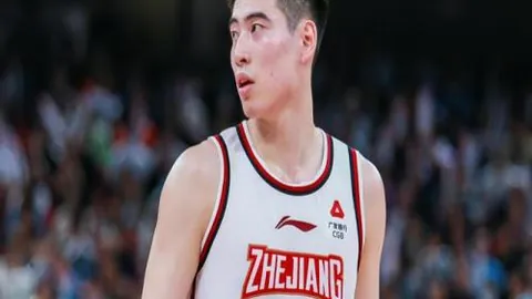 谢丽君成中超历史首名女裁判，执裁海港对阵泰山次席助理执法