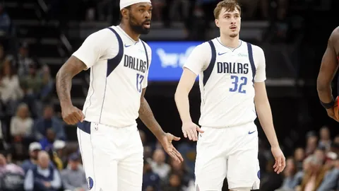 霍启刚携家人香港观展，郭晶晶素颜亮相尽显低调，霍震霆气场强大。